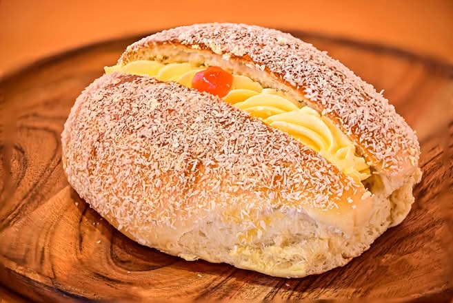 Coconut & Cream Bun / 忌廉椰絲包